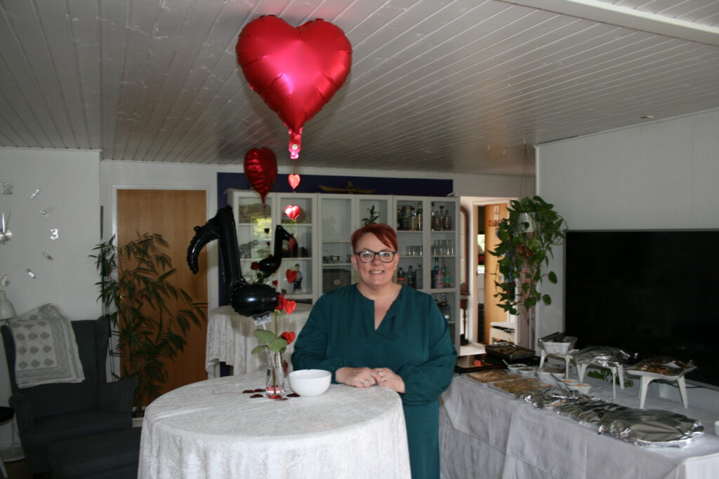 Forfatter Helle Renee Chapman ved højbord hjerteballon nodeballon